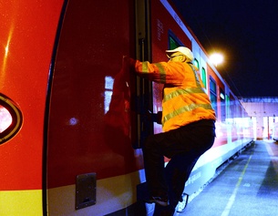 Mann bei der Nachtarbeit, Zugarbeiter