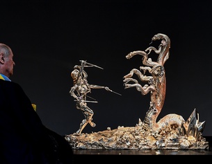 Damien Hirst: "Hydra and Kali" (c) APA/AFP/MIGUEL MEDINA Ausstellungsbesucher vor Goldstatue
