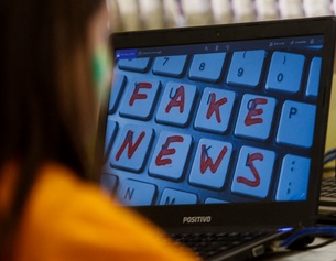 Ein Computer mit der Aufschrift "Fake News" auf dem Bildschirm.