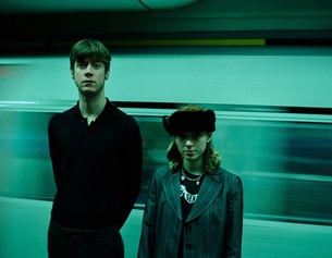 DOMINO MUSIC Musikgruppe Sorry, Mann und Frau vor U-Bahn