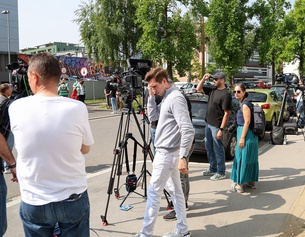 PICTUREDESK.COM Medienleute in Graz auf der Straße