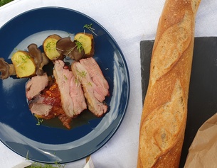 ORF/JANA WIESE Voller Teller nebst Baguette