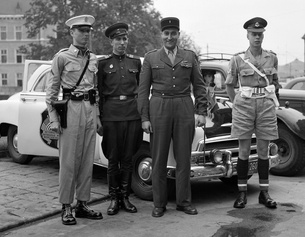 PICTUREDESK.COM/ÖNB-BILDARCHIV/UNITED STATES INFORMATION SERVICE Interalliierte Militärpatrouille ('Vier im Jeep'): am Tag der Auflösung der Institution.