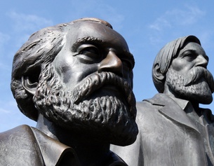 AFP/DAVID GANNON Marx und Engels Denkmal in Berlin