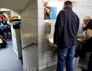 Menschen in der Gruft