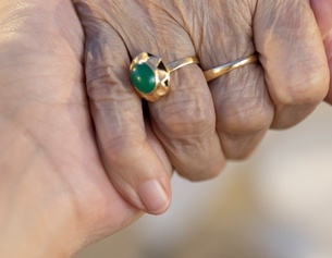 Die Hand einer alten Dame mit Ringen