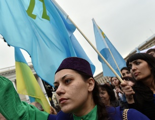 AFP/GENYA SAVILOV Frau bei einer Demonstration mit Krimtataren-Fahne