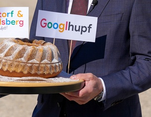 Bild: Thomas Stelzer mit Kuchen: Googlhupf