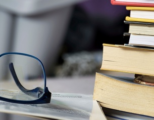 PICTUREDESK.COM/DPA PICTURE ALLIANCE/NERIJUS LIOBE Brille neben Bücherstapel
