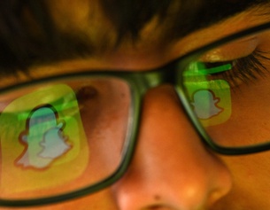 Snapchat Logo spiegelt sich in einer Brille