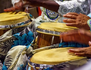Trommelnde Sambamusiker
