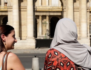 Junge Frauen mit und ohne Kopftuch