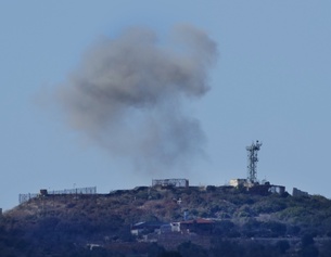 Rauch steigt von einem israelischen Militärposten auf, getroffen von der Hisbollah