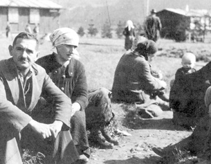 Das Sammellager in der Ebenthaler Straße in Klagenfurt/Celovec, 14./15. April 1942, von wo aus Kärntner SlowenInnen in diverse Lager des Altreiches deportiert wurden.