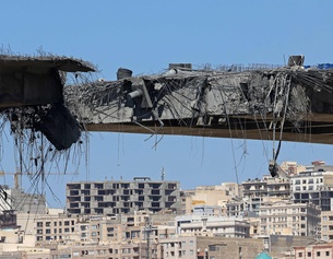 Zerstörte Brücke in der Nähe von Teheran, Iran
