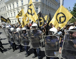 APA/HERBERT PFARRHOFER Aufmarsch Identitäre mit Polizei