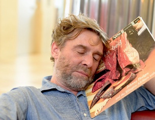 Christian Scheib mit einer Plattenhülle, schlafend