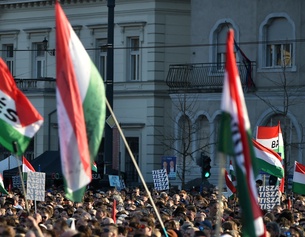 Ungarische Fahnen während einer Wahlveranstaltung