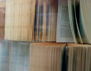 ORF/JOSEPH SCHIMMER Aufgeklappte Bücher hinter Glas