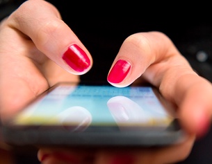 APA/DPA/SEBASTIAN GOLLNOW Frauenhand und Smartphone