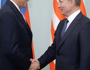 Vladimir Putin und Joe Biden schütteln sich die Hand.