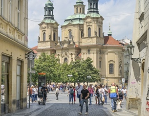 Alltagsmoment in Prag, Füßgängerinnen