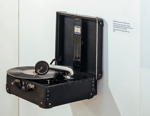 Ein Plattenspieler hängt an der Wand.