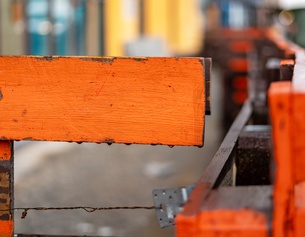 Orangefarbener Holzbalken, Absperrung, Berlin, Stadt