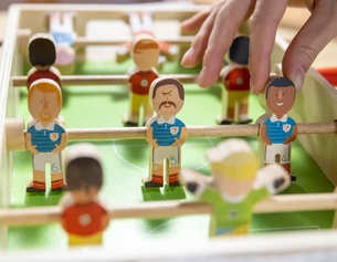 Ein Tischfussballset mit verschiedenen Hautfarben.