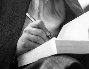 Ingeborg Bachmann schreibt in ein Buch