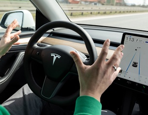 Autonomes Fahren in einem Tesla