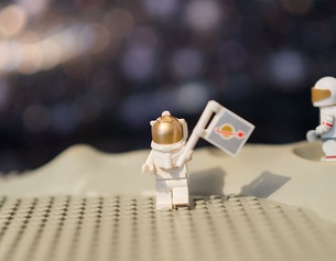 ORF/URSULA HUMMEL-BERGER Mond-Legofiguren