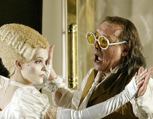 AP/RUDI BLAHA Neil Shicoff als Hoffmann und L'ubica Vargicova als Olympia, in Jacques Offenbachs "Les Contes d' Hoffmann"