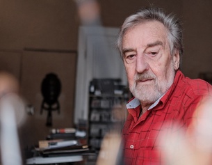 Herbert Prasch an seinem Schreibtisch sitzend