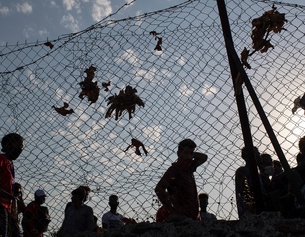 AP/PETROS GIANNAKOURIS Zaun eines Flüchtlingslagers