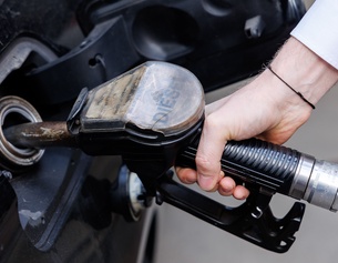 Tankstelle: Auto wird mit Diesel betankt