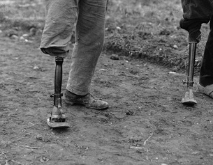 Zwei Männer mit Beinprothesen, 1916