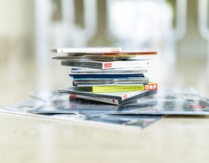 Gestapelte CDs und Langspielplatten