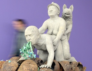PICTUREDESK.COM/DPA/BERND WEISSBROD Skulpur "Not Dressed for Conquering" der österreichischen Künstlerin Ines Doujak