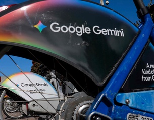 Google-Gemini-Fahrräder in Silicon Valley mit der Aufschrift "A new kind of help from Google"