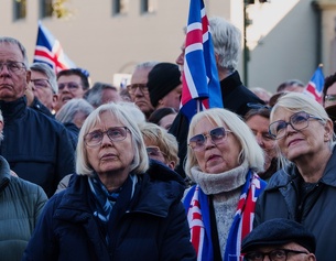 Menschen in Island mit Fahnen