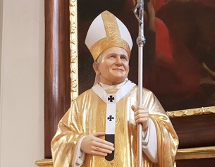 MARKUS VEINFURTER Eine Figur des Papstes.