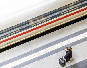 ICE am Berliner Hauptbahnhof, unschärfe und Frau am Bahnsteig