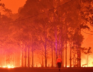 Feuer in einem Ort in Australien