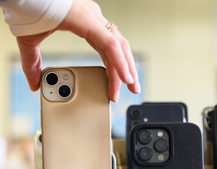 Griff nach dem Smartphone in einer Schulklasse