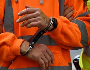 AFP/BEN STANSALL Ein Klimaaktivist in Handschellen