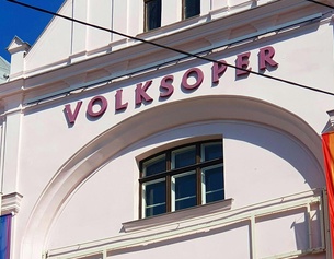 Volksoper mit Regenbogenfahnen