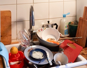 Volle, schmutzige Abwasch in der Küche