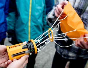 PICTUREDESK.COM/DPA/HAUKE-CHRISTIAN DITTRICH CanSat-Wettbewerb: Gebauter Mini-Satellit