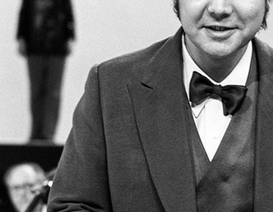 ORF Archivaufnahme, Mann in Anzug vor Orchester
